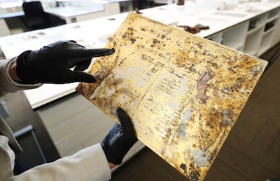 Uma placa de cobre banhada a ouro, gravada com os nomes das autoridades gerais, encontrada na pedra circular do Templo de Salt Lake e na cápsula do tempo em Salt Lake City na terça-feira, dia 14 de julho de 2020.
