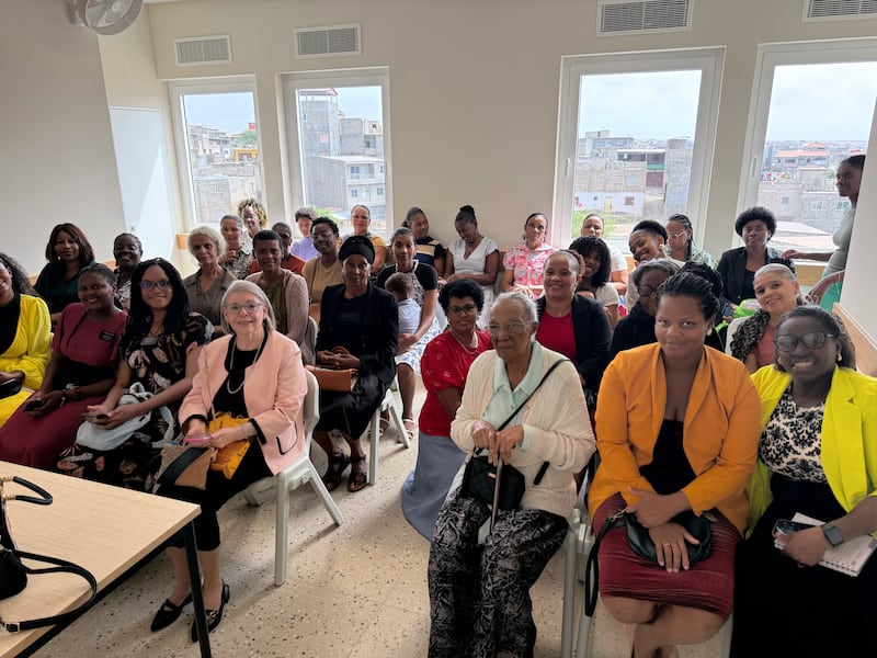 Irmãs da Sociedade de Socorro se reúnem na nova capela de Eugenio Lima de Praia, Cabo Verde, domingo, 12 de abril de 2026.