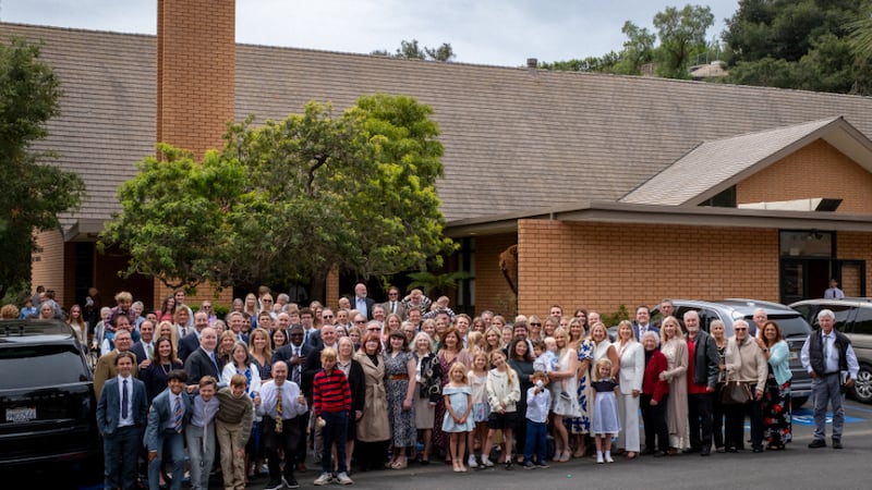Membros do Ramo Pacific Palisades da Estaca Los Angeles Califórnia tiram uma foto em grupo fora de sua capela rededicada no domingo, 12 de abril de 2026.
