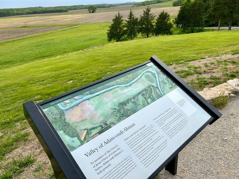 Uma placa fica acima do Vale de Adão-ondi-Amá perto de Jameson, Missouri, em maio de 2026.