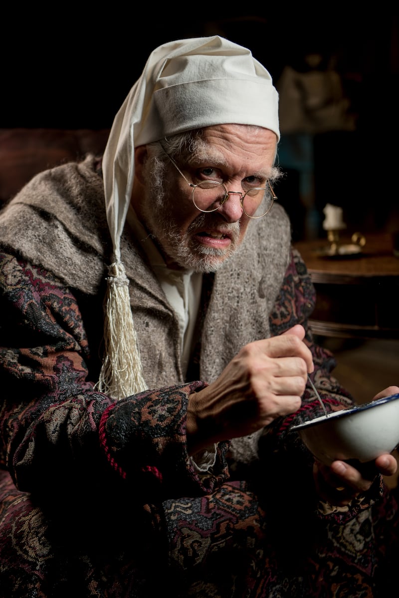 David Morgan como Ebenezer Scrooge em “Um Conto de Natal”, apresentado no Hale Center Theatre em Orem, Utah.