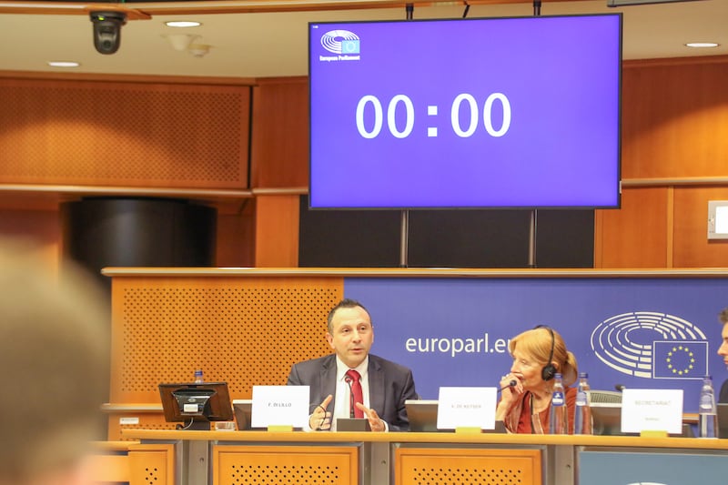 Francesco Di Lillo, diretor do Escritório de Assuntos Internacionais e da União Europeia de A Igreja de Jesus Cristo dos Santos dos Últimos Dias, à esquerda, faz suas considerações durante o painel "IA, Saúde e Direitos Fundamentais: Implementando a Abordagem Centrada no Ser Humano da Europa" em 9 de junho de 2026 no Parlamento Europeu em Bruxelas, Bélgica.