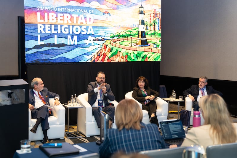 Líderes de fé, estudiosos do direito e outros especialistas participam de uma mesa de discussão no primeiro Simpósio Internacional sobre Liberdade Religiosa em Lima, Peru, 4-5 de agosto de 2026.