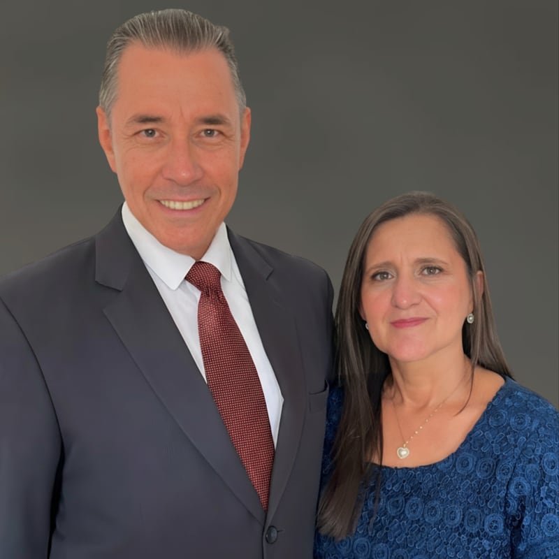 Edgar A. Mantilla e Claudia de Mantilla, que servirão como presidente e matrona do Templo de Bogotá Colômbia começando em setembro de 2026.