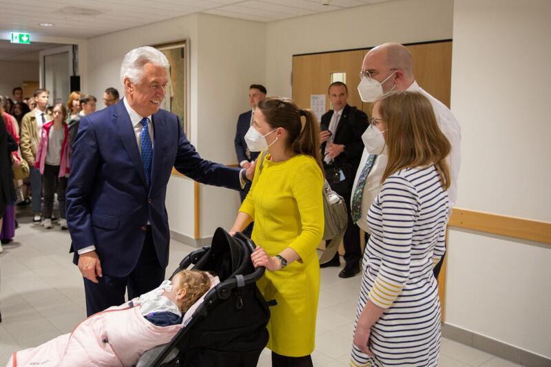 Élder Dieter F. Uchtdorf, do Quórum dos Doze Apóstolos, cumprimenta uma família na capela de Friedrichsdorf, Alemanha, em 22 de abril de 2022. Ele falou em um devocional em Friedrichsdorf que foi transmitido ao vivo para os santos dos últimos dias falantes de alemão na Áustria, Alemanha e Suíça.