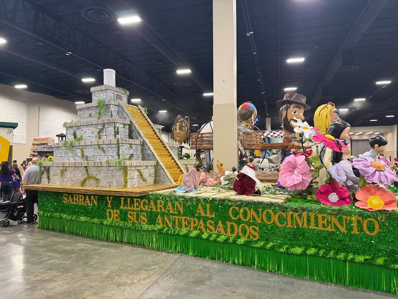 A carroça do Estaca Wasatch Meadows de West Jordan, Utá (Espanhol) retrata uma cena do Livro de Mórmon durante a festa de visualização de carroças Days of '47 no Centro de Exposições da Mountain America em Sandy, Utá, na terça-feira, 21 de julho de 2026.