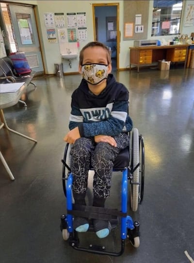 Tyler-Marc, de oito anos, da África do Sul, tem uma forma de paralisia cerebral. Mas a cadeira de rodas que ele estava usando não servia para ele. Voluntários da África do Sul dos Serviços de Caridade dos Santos dos Últimos Dias conseguiram ajudá-lo a obter uma nova cadeira de rodas que foi ajustada e é apropriada para suas necessidades. Ele é retratado aqui no outono de 2021.