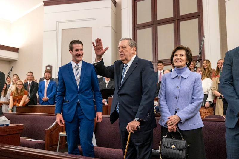 Élder Jeffrey R. Holland, do Quórum dos Doze Apóstolos, acena para a congregação enquanto ele e sua esposa, a irmã Patricia T. Holland, sobem ao púlpito antes de seu discurso em um devocional na Snow College em Ephraim, Utah, no domingo, 23 de outubro de 2022.