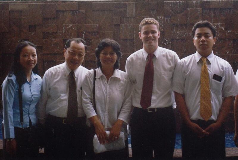 Ex-missionário David B.J. Hoare, segundo da direita, encontra-se com Sam Sophon e Chan Sovan em Hong Kong para o selamento da família no templo em agosto de 2024.