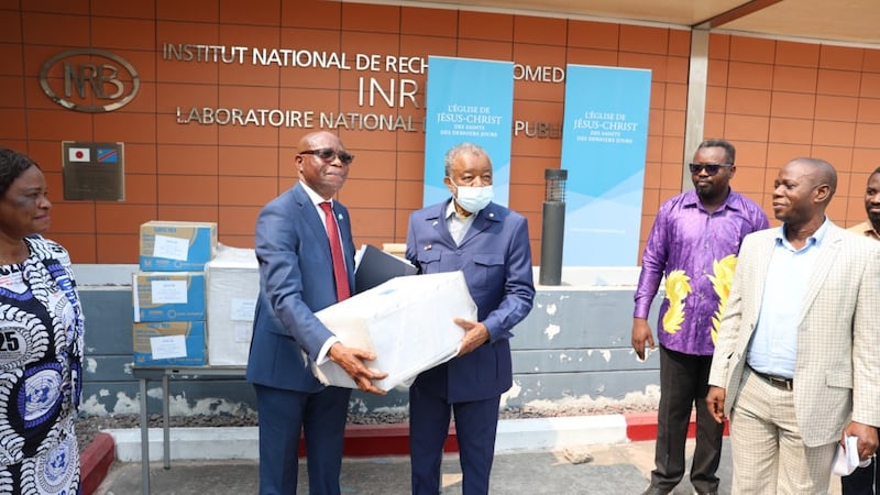 Élder David Ngabizele apresenta equipamentos de saúde doados em Kinshasa, República Democrática do Congo, 16 de julho de 2026.