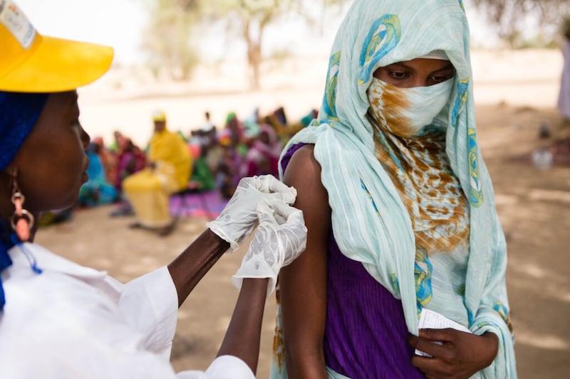 Os Serviços Humanitários da Igreja têm apoiado as iniciativas globais de imunização lideradas pelo UNICEF e pela OMS. Uma mulher recebe a vacina no Chade.