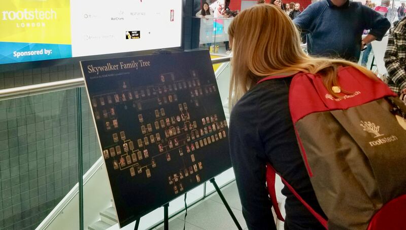 Um participante da RootsTech Londres olha para o gráfico de linhagem de Luke Skywalker – um esforço para chamar a atenção e trazer sorrisos aos participantes da Comic Con da vizinhança no London ExCel, no dia 26 de outubro, 2019.