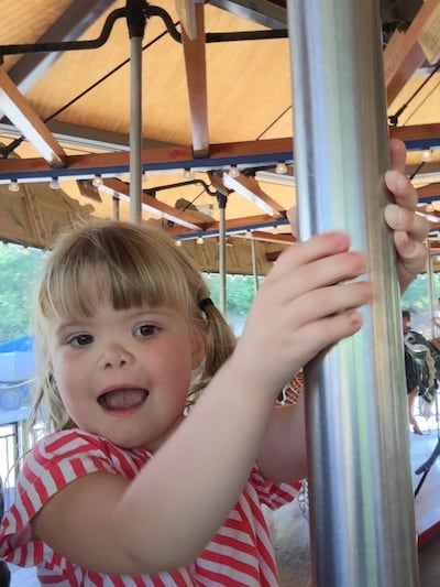 Emma Bair aos 3 anos de idade, em 2017. Seus novos professores da Primária na Ala Valley View, na Estaca Rexburg Idaho, ministraram a ela e sua família.