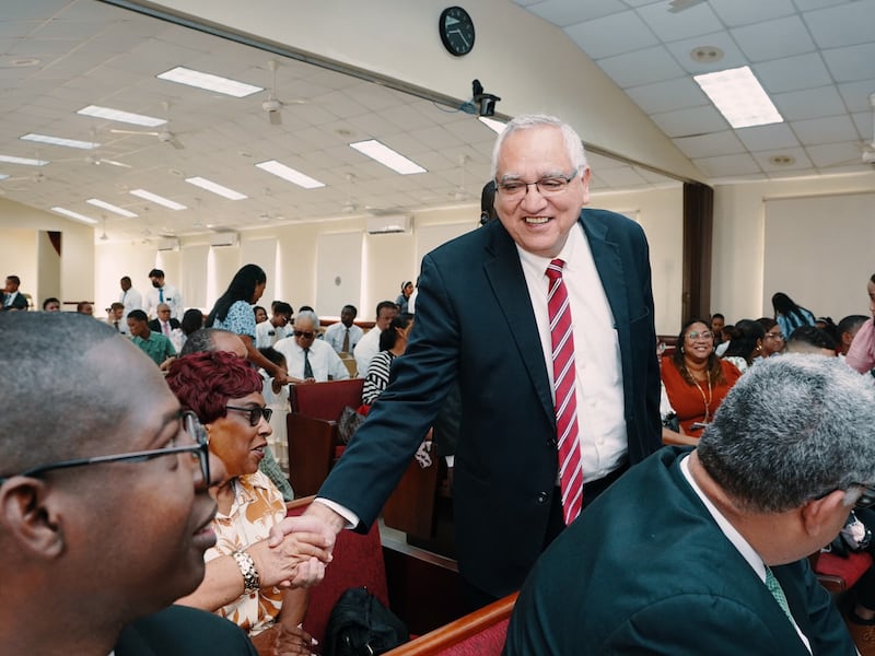 Élder Hugo Montoya, um Setenta Autoridade Geral e membro da presidência da Área do Caribe, aperta a mão de um membro em uma conferência especial em Puerto Plata, República Dominicana, em 13 de setembro de 2026.
