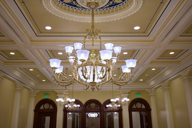 O teto e o candelabro da área da pia leste do Templo de Salt Lake em Salt Lake City em 30 de janeiro de 2026.