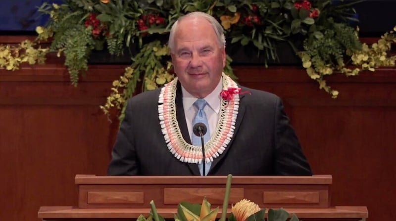 Élder Ronald A. Rasband fala durante a transmissão de um devocional da BYU-Havaí, no dia 20 de outubro de 2020.