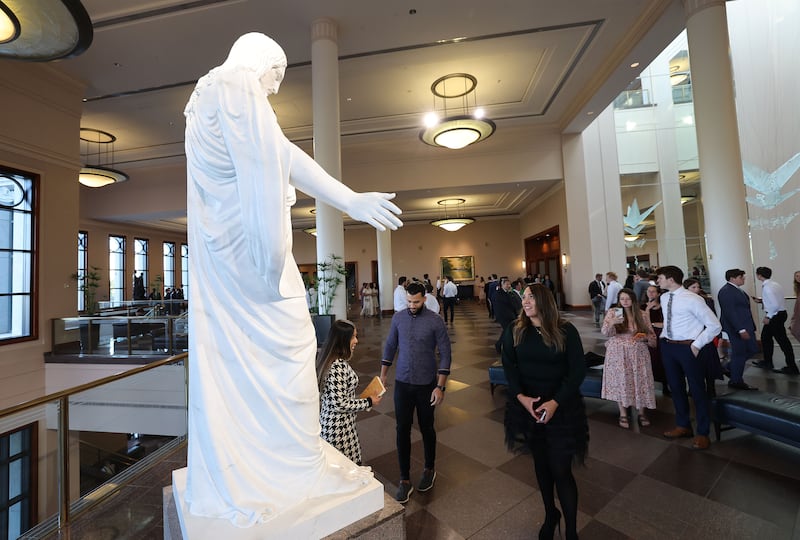 Participantes observam a estátua do Christus durante a sessão da manhã de domingo da 192ª Conferência Geral Semianual de A Igreja de Jesus Cristo dos Santos dos Últimos Dias em Salt Lake City, em 2 de outubro de 2022.