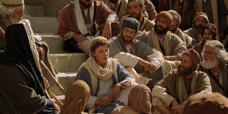 Maria e José encontram Jesus ocupado dos negócios de Seu Pai, ensinando no templo nesta ilustração dos Vídeos da Bíblia da Igreja que retrata Lucas 2:40–52.