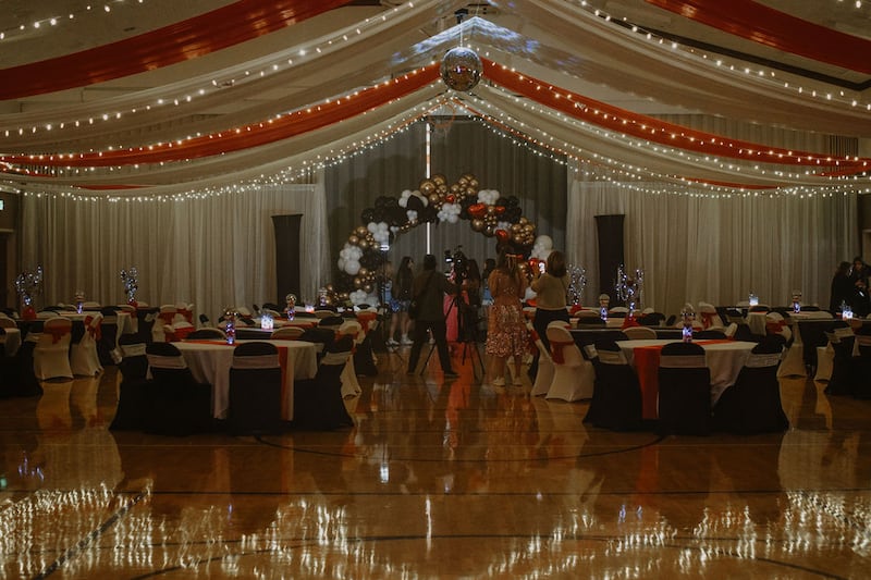 Decorações preenchem o salão cultural do Centro de Estaca Las Vegas Nevada Skye Canyon para o segundo Baile Dazzle anual.