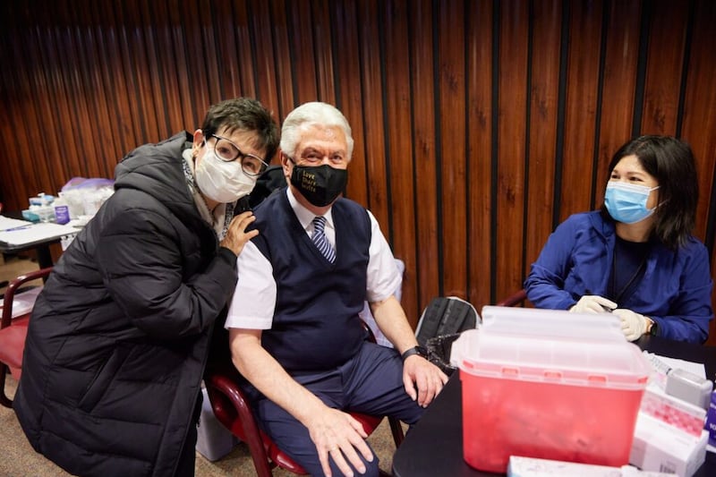 Élder Dieter F. Uchtdorf e sua esposa, Harriet, se preparam para receber a primeira dose da vacina contra a COVID-19 na terça-feira, dia 19 de janeiro de 2021, em Salt Lake City.