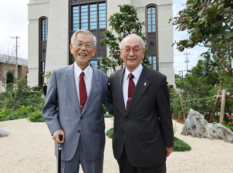 Kensei Nagamine e Akira Yafuso, líderes pioneiros em Okinawa, caminham pelo jardim do Templo de Okinawa Japão, em Okinawa, na sexta-feira, 10 de novembro de 2023.
