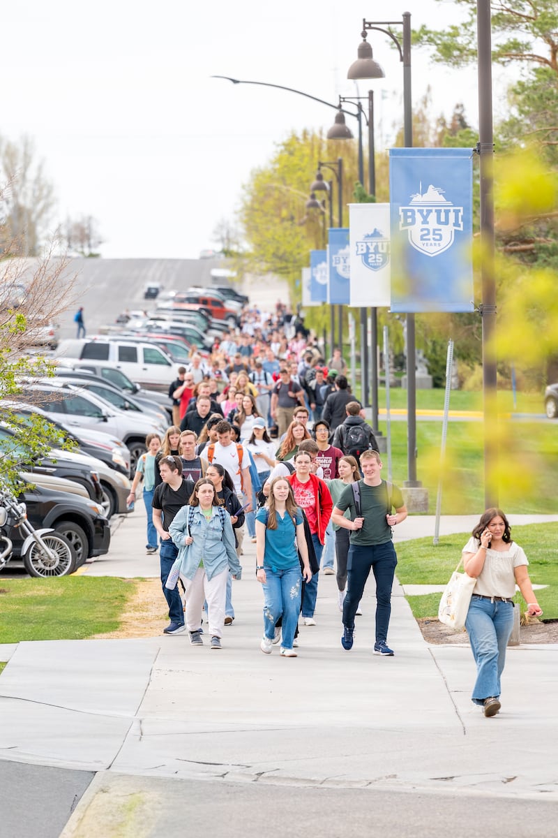 Estudantes da Universidade Brigham Young–Idaho caminham para um devocional no campus para ouvir o Presidente Alvin F. Meredith III e sua esposa, irmã Jennifer Meredith, na terça-feira, 21 de abril de 2026, em Rexburg, Idaho.
