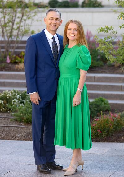 Élder Alexander Dushku e sua esposa, a irmã Jennifer Burnham Dushku, posam para uma foto na praça do Edifício de Escritórios da Igreja em Salt Lake City na sexta-feira, 25 de agosto de 2023. Élder Dushku foi apoiado como Setenta Autoridade Geral na conferência geral de outubro de 2023.