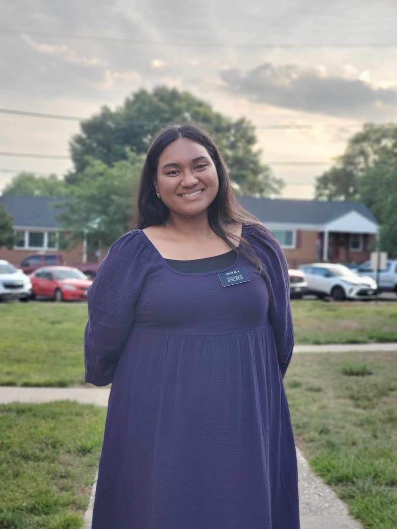 Síster Sela Kata, servindo na Missão Washington D.C. Norte.