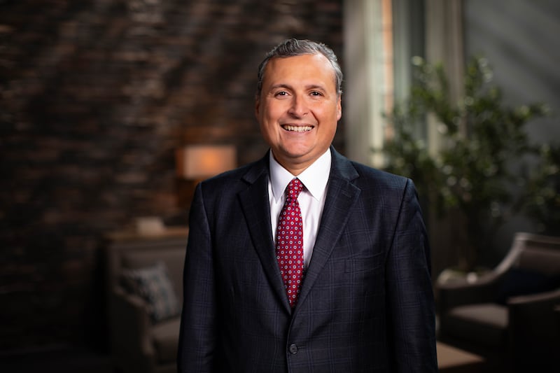 Élder Pedro X. Larreal, um Setenta Autoridade Geral, fala durante uma transmissão devocional BYU–Pathway Worldwide na sexta-feira, 2 de outubro de 2026.