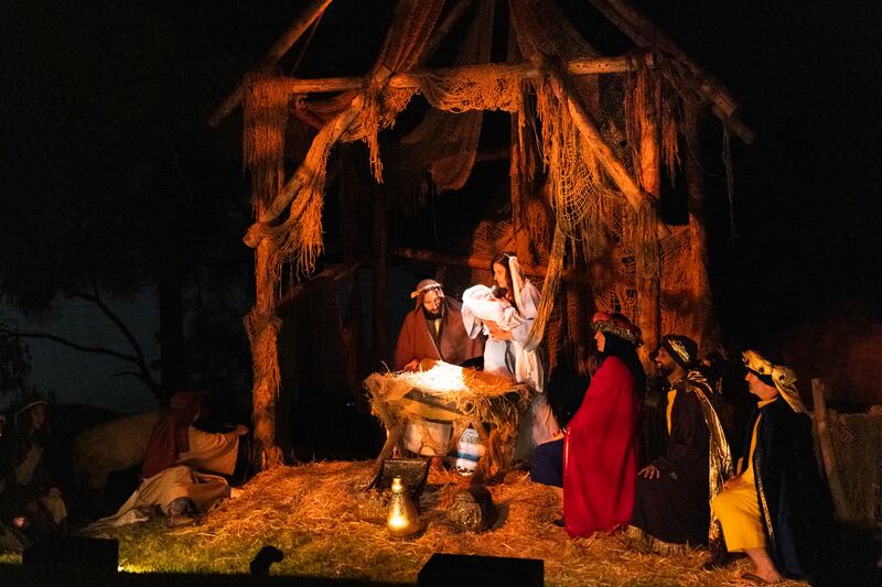 Shawn Larsen e Bethany Warnick, da Ala Altisima, interpretam José e Maria em um presépio ao vivo, ao lado de outros membros da Estaca Santa Margarita Califórnia, em 2 de dezembro de 2022. O Menino Jesus foi interpretado por Gideon Stapleton.