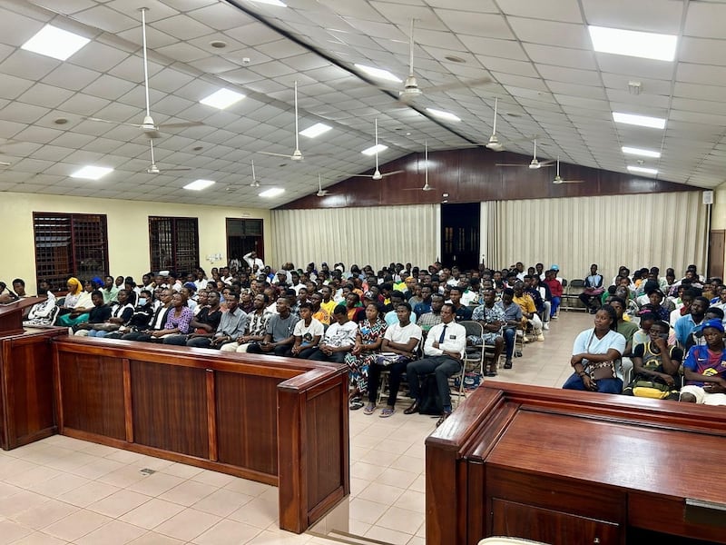 Jovens adultos solteiros participam de um devocional discutindo a importância do instituto de Lomé, Togo, 29 de setembro.