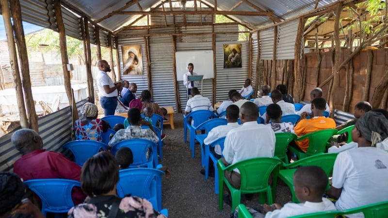 Membros do Ramo Kakuma se reúnem em um galpão no Campo de Refugiados Kakuma no Quênia em 19 de junho de 2026
