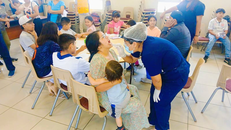 Voluntários realizam exames dentários gratuitos em Lima, Peru, no sábado, 8 de agosto de 2026.