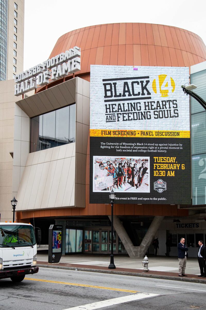Uma placa do lado de fora do Hall da Fama do Futebol Americano Universitário em Atlanta, Geórgia, anuncia uma exibição do filme e painel de discussão envolvendo o Black 14, em 6 de fevereiro de 2024.