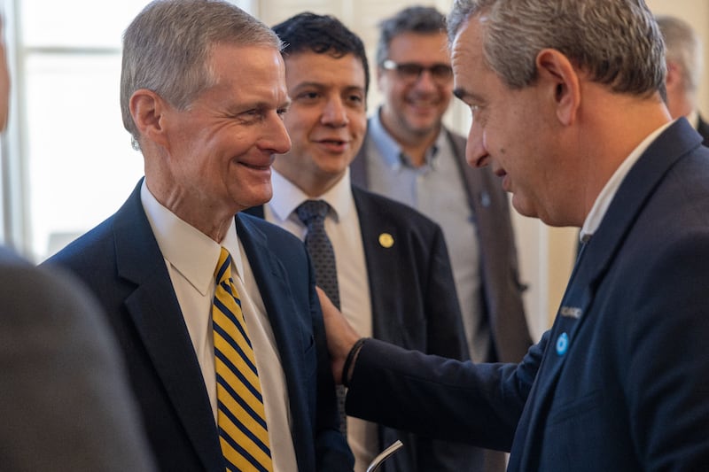Elder David A. Bednar do Quórum dos Doze Apóstolos, à esquerda, conversa com o Prefeito Pablo Javkin no Palácio Municipal de Rosário, Argentina, em 20 de maio de 2026.