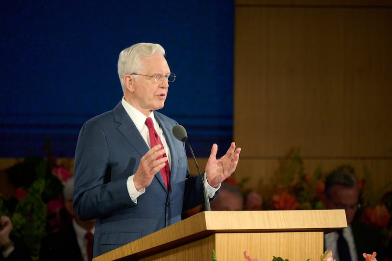 O presidente D. Todd Christofferson, segundo conselheiro na Primeira Presidência, discursa no Seminário para Novos Líderes de Missão de 2026 no Centro de Treinamento Missionário de Provo, em Provo, Utah, em 19 de junho de 2026.