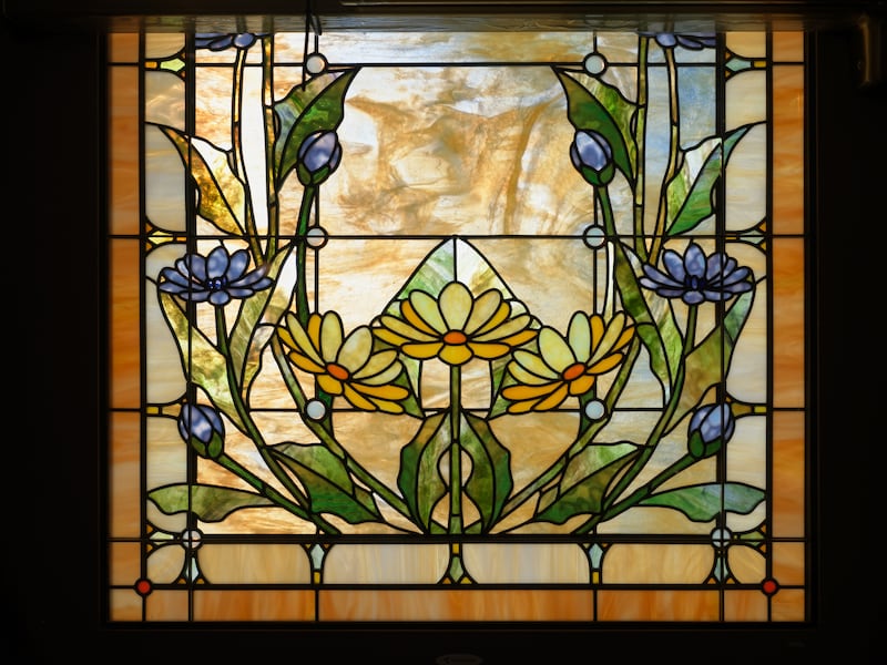 Uma janela de vidro artístico dentro do Templo de Montpelier Idaho.