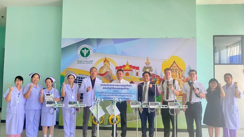 Enfermeiras e médicos do Hospital Bang Phli na Província de Samut Prakan, na Tailândia, reúnem-se com representantes de A Igreja de Jesus Cristo dos Santos dos Últimos Dias em uma cerimônia de entrega em 29 de maio de 2026, após uma grande doação de equipamentos da Igreja.