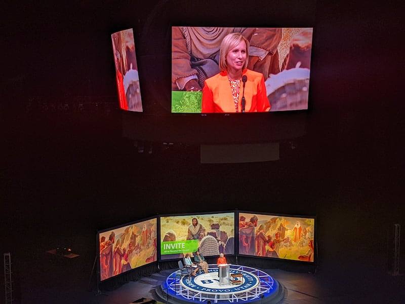 Irmã Amy A. Wright, primeira conselheira na presidência geral da Primária, fala na Semana da Educação da BYU, em 15 de agosto.