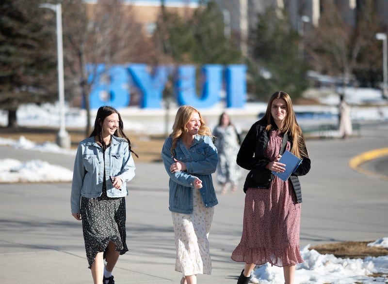 Os alunos da BYU–Idaho se reúnem no BYU–I Center em Rexburg, Idaho, para ouvir o devocional com o Élder Neil L. Andersen do Quórum dos Doze Apóstolos no domingo, 22 de fevereiro de 2026.