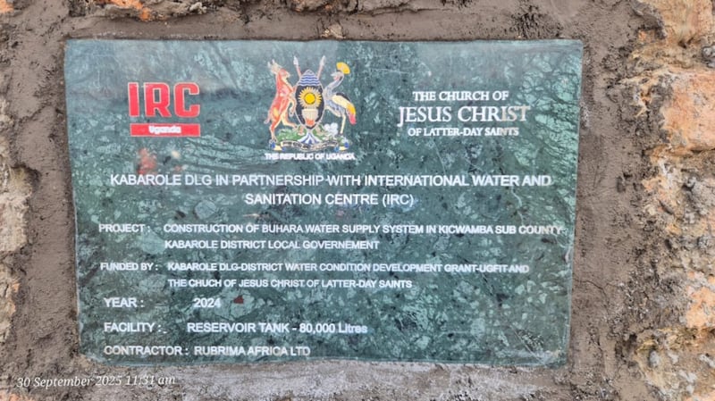 Placa colocada no tanque de água recém-construído de Magunga Hill, Paróquia de Bwanika, Uganda, em 30 de setembro de 2025.