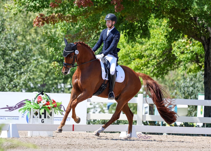 Justin Giles, um Santo dos Últimos Dias, participa de uma competição nacional de adestramento de cavalos em Wayne, Illinois, em agosto de 2025.