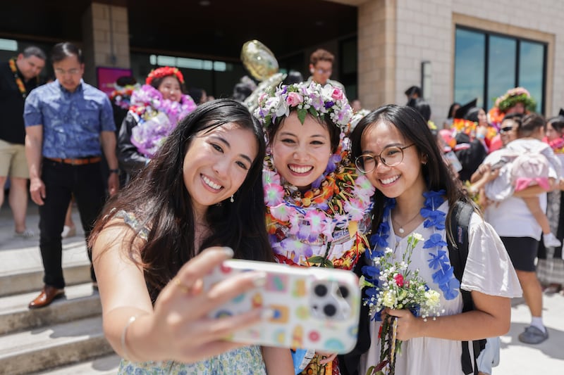 Formandos da BYU–Hawaii tiram fotos do lado de fora do Cannon Activities Center após a cerimônia de formatura na sexta-feira, 17 de abril de 2026, em Laie, Hawaii.