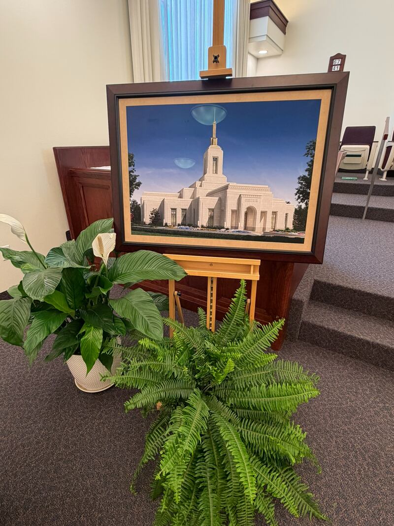 Uma ilustração do exterior do Templo de Fairview Texas está exibida dentro de uma capela local em Fairview, Texas, no sábado, 21 de fevereiro de 2026, durante a cerimônia de abertura de terra do templo no sábado, 21 de fevereiro de 2026.