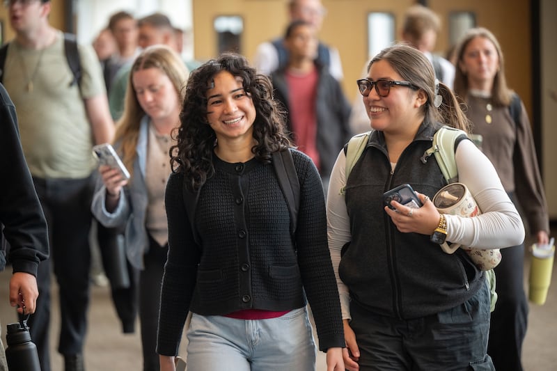 Estudantes de BYU–Idaho se reúnem no I–Center em Rexburg, Idaho, para ouvir observações de Élder James O. Fantone, um Setenta Autoridade Geral, na terça-feira, 22 de setembro de 2026.