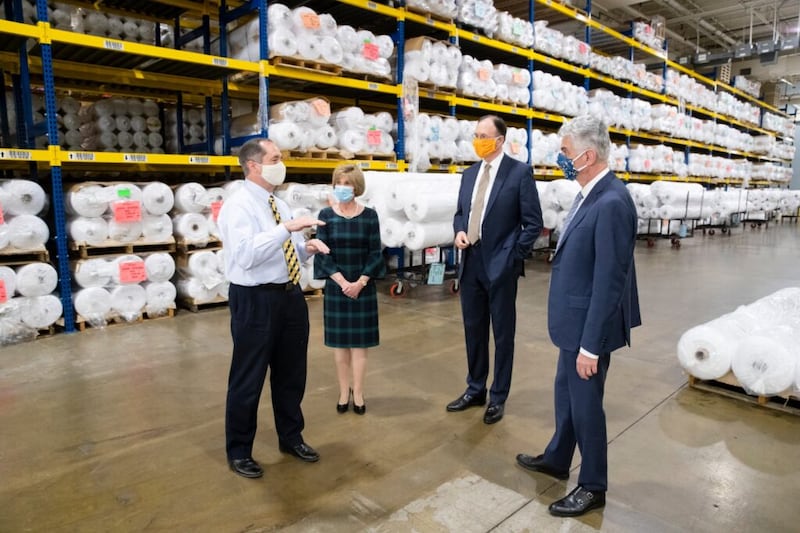 O Bispado Presidente faz um tour pela fábrica de roupas Beehive Clothing em Salt Lake City, Utah, onde funcionários estão confeccionando aventais cirúrgicos para profissionais da área de saúde durante a pandemia de COVID-19 na sexta-feira, dia 15 de maio de 2020.