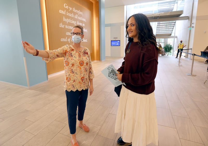 Síster Nina Smith orienta síster Tayah Langi enquanto ela passa pelo processo de admissão no Centro de Treinamento Missionário de Provo, em Provo, na quarta-feira, dia 18 de agosto de 2021.