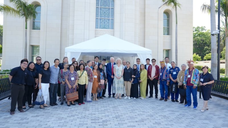 Participantes e convidados de um fórum sobre liberdade religiosa visitam o Templo de Davao, Filipinas, durante sua casa aberta na cidade de Davao, Filipinas, em 25 de março de 2026.