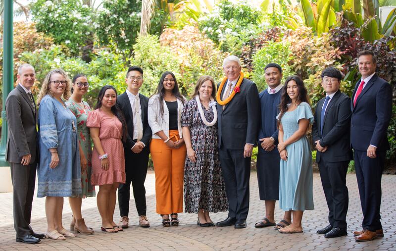 Irmão Jan E. Newman, segundo conselheiro na presidência geral da Escola Dominical, ao centro à direita; e sua esposa, irmã Lucia Newman, com alunos e professores da BYU-Havaí em um devocional na terça-feira, 19 de setembro de 2023.