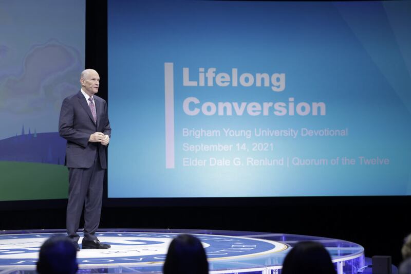 Élder Dale G. Renlund, do Quórum dos Doze Apóstolos, discursa sobre a conversão ao longo da vida, durante um devocional no Marriott Center, no campus da BYU em Provo, Utah, na terça-feira, dia 14 de setembro de 2021.